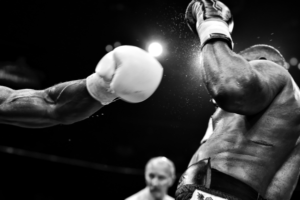 ボクシングの試合の白黒写真